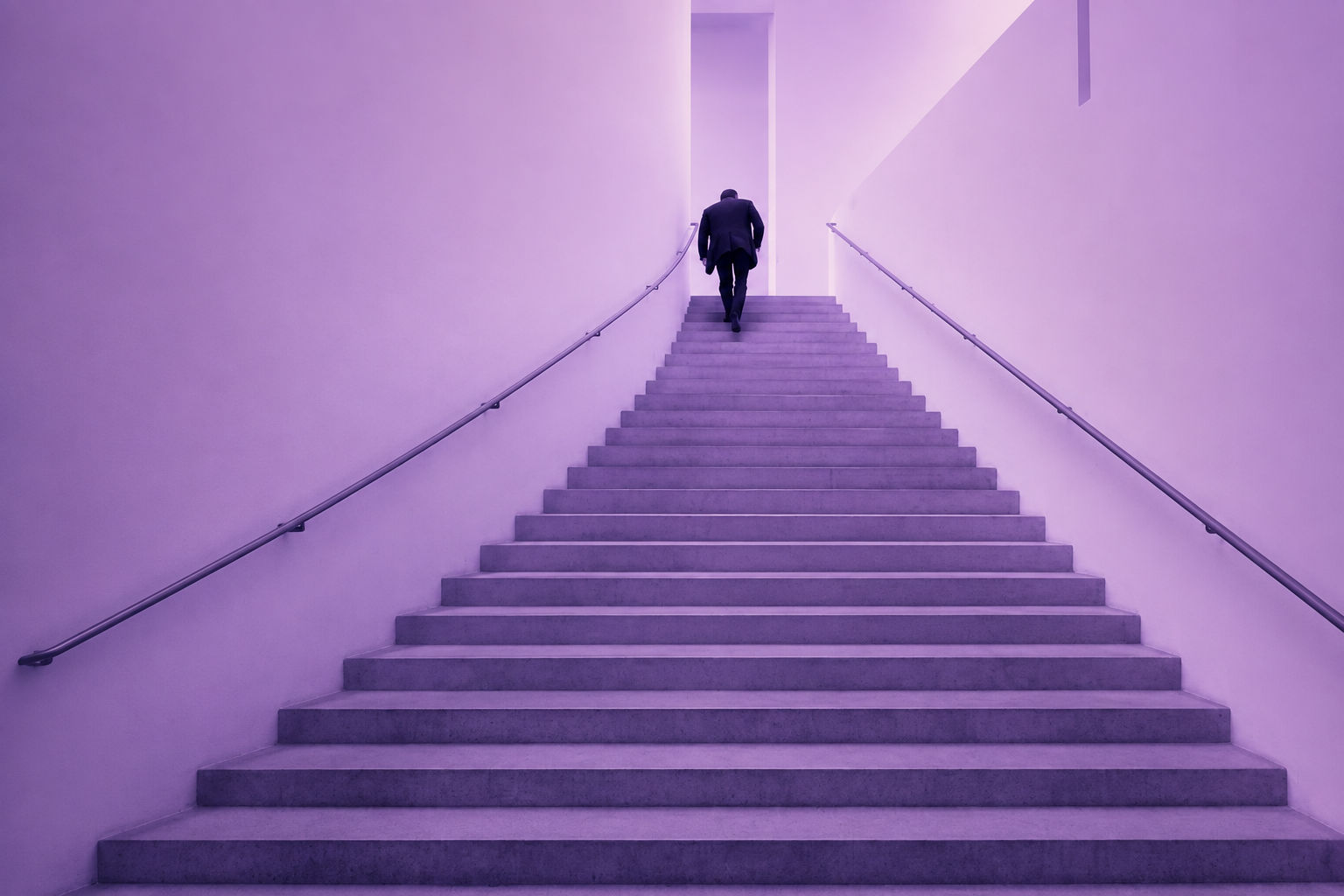 Persona subiendo una escalera hacia la luz, representando los niveles progresivos de una auditoría de ciberseguridad
